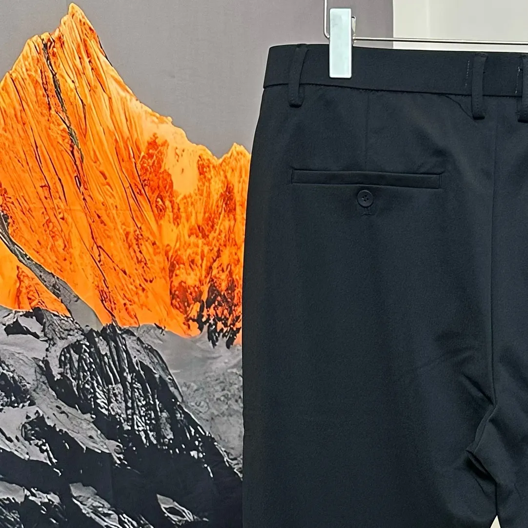 P210 Ralph Lauren/Polo men's business casual trousers, men's high-end business casual trousers, imported and selected 100% eco-friendly cotton fabrics for customers... Various rough and inferior fabrics imitated from polyester, chemical fiber, and nylon on the market, with real comfort and texture beauty, excellent skin-friendliness, superior breathability, and good thermal insulation effect. The texture structure restores the pure and rustic nature of cotton. It is visually very attractive and full of artistic conception! Customized original hardware The designer of this item has weakened the strong sense of fashion to a certain extent. It is derived from the improved design of formal trousers. It has a distinctive charm and is in line with modern urban aesthetics! There is no pressure to match. It is recommended that you buy a few for leisure! Soft, delicate and skin-friendly! Excellent quality, fine workmanship, simple and elegant style, perfect product. Waist, hip, trouser length, thigh circumference M.          71.  106. 96.   64 L 75 110 99 67 XL 79 116 102 70 2XL 83 121 105 72.5 Trial weight L. 120-150 catties Male: Height 175 and 172 pounds. Try on XL slim fit and XXL loose fit.